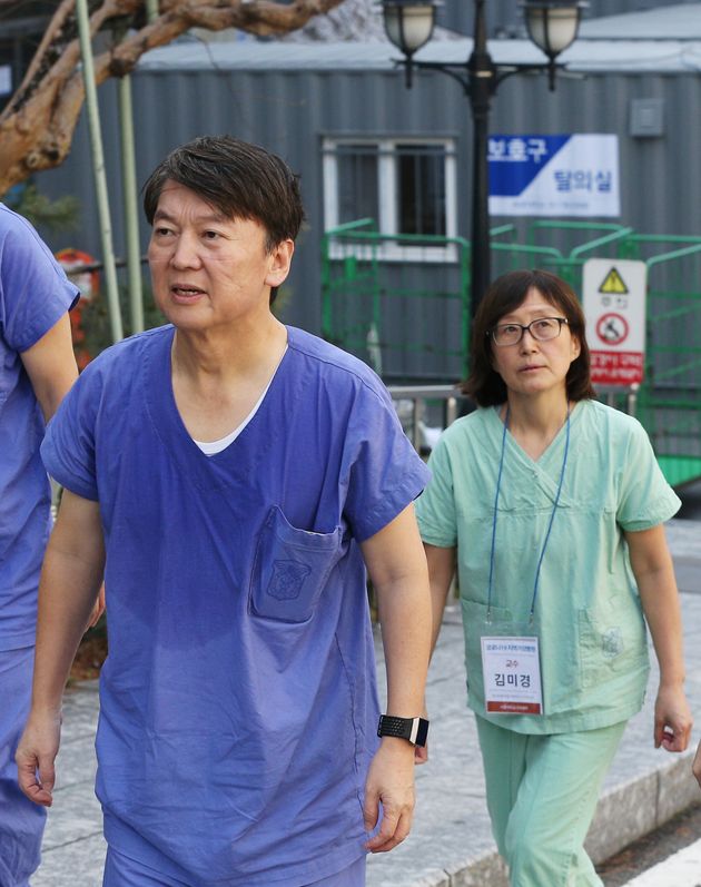 안철수 국민의당 대표가 1일 대구시 중구 계명대 동산병원에서 부인과 함께 신종 코로나바이러스 감염증(코로나19) 자원봉사자로 나서 봉사활동을 펼치고 있다