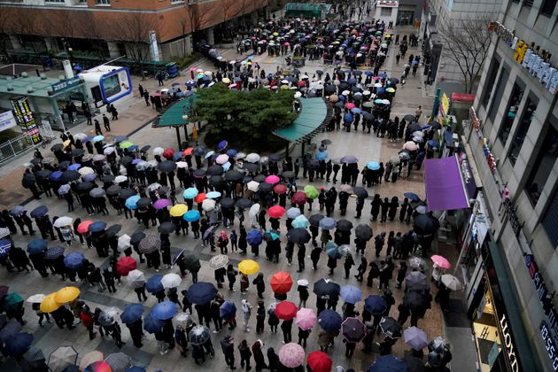 2월 28일 서울 목동 행복한백화점에서 마스크 판매를 기다리는 시민들