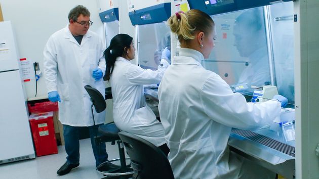 미국 뉴저지주의 한 연구소에서 코로나19 진단검사키트를 개발하고 있다. 2020년 2월28일.