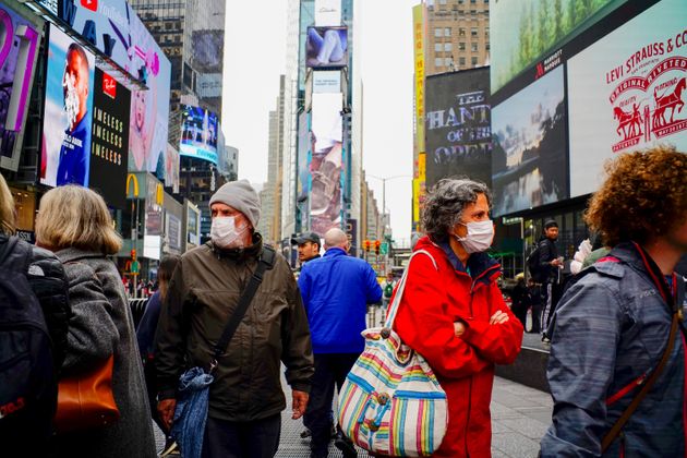 마스크를 쓴 행인들이 미국 뉴욕 타임스스퀘어 앞을 지나가고 있다. 이날 뉴욕에서는 두 번째 코로나19(신종 코로나바이러스) 확진자가 나왔다. 2020년 3월3일.