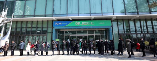 5일 경기도 고양시 덕양구 하나로마트 삼송점에서 시민들이 마스크를 사기 위해 줄지어 기다리고 있다.