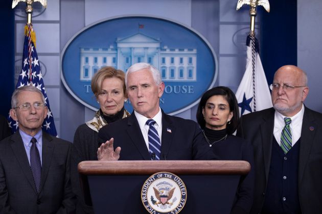 백악관 코로나19 대책본부를 이끌고 있는 마이크 펜스 부통령이 브리핑에서 발언하고 있다. 2020년 3월4일.