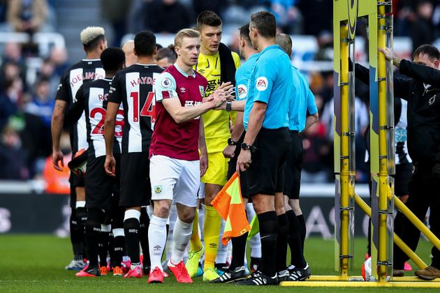 NEWCASTLE UPON TYNE, ENGLAND - FEBRUARY 29: Players and officials shake hands amid Coronavirus concerns during the Premier League match between Newcastle United and Burnley FC at St. James Park on February 29, 2020 in Newcastle upon Tyne, United Kingdom.  (Photo by Robbie Jay Barratt - AMA/Getty Images)