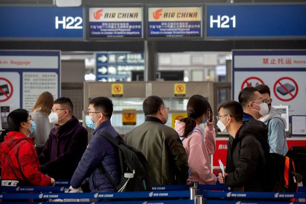 베이징 수도 국제공항에서 마스크를 착용한 승객들이 체크인을 하고 있다. 2020년 3월6일.