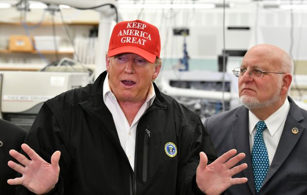 자신의 2020년 대선 재선 캠페인 모자를 쓰고 질병예방통제센터(CDC)를 방문한 도널드 트럼프 미국 대통령이 발언하고 있다. 2020년 3월6일.