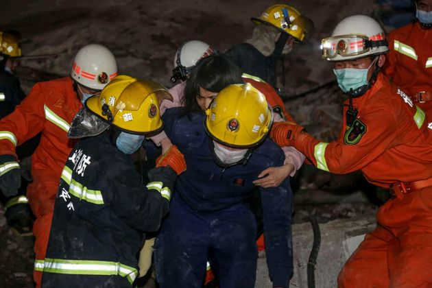 중국의 '신종 코로나' 수용 시설 매몰 현장에서 시민이 구조대원의 도움을 받아 빠져나오고 있다. 