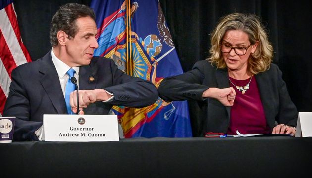 앤드류 쿠오모 뉴욕주지사(왼쪽)가 기자회견에 앞서 로라 커랜 낫소 카운티장과 악수 대신 '팔꿈치 인사(elbow bump)'를 하고 있다. 2020년 3월5일.