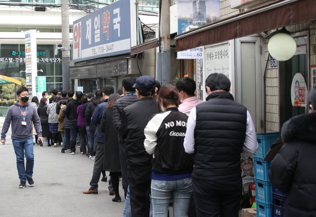 공적마스크 5부제가 시행된 9일 오전 서울 종로구 직장 밀집 구역에 위치한 약국에서 시민들이 마스크를 구매하기 위해 줄을 서 있다.
