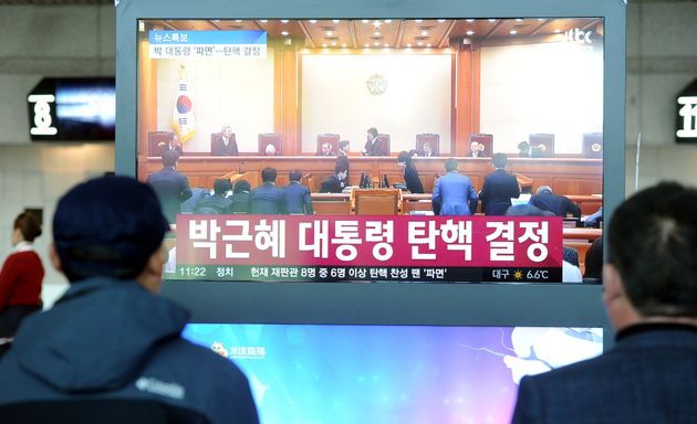 2017년 3월 10일 오전 충북 청주국제공항에서 시민들이 생중계로 진행되는 박근혜 전 대통령의 탄핵심판 선고 공판을 지켜보고 있다.