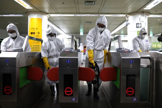 방역요원들이 지하철역에서 방역작업을 벌이고 있다. 서울. 2020년 2월28일.