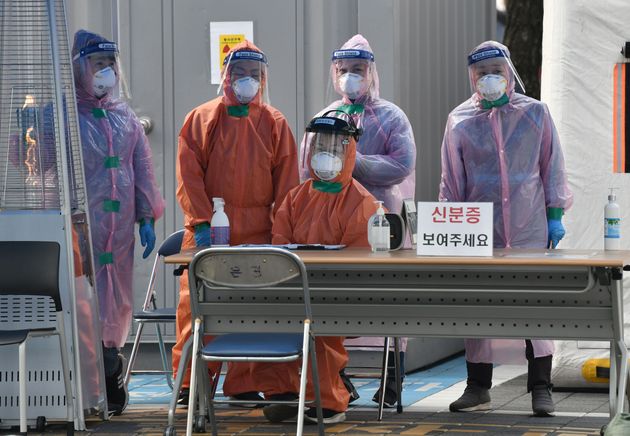 한 선별진료소에서 의료진이 사람들을 기다리고 있다. 서울. 2020년 3월4일.