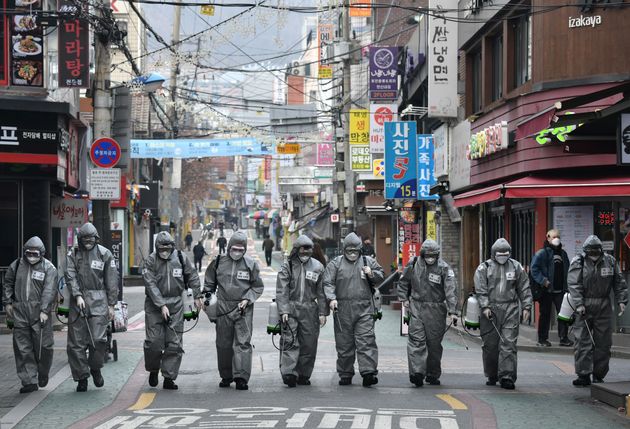 서울 시내에서 방역작업을 벌이는 군인들의 모습. 서울. 2020년 3월4일.