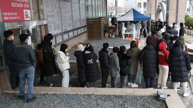 10일 오전 서울 구로구 코리아빌딩 앞에 마련된 선별진료소에서 입주자들이 코로나19 검진을 받고 있다.