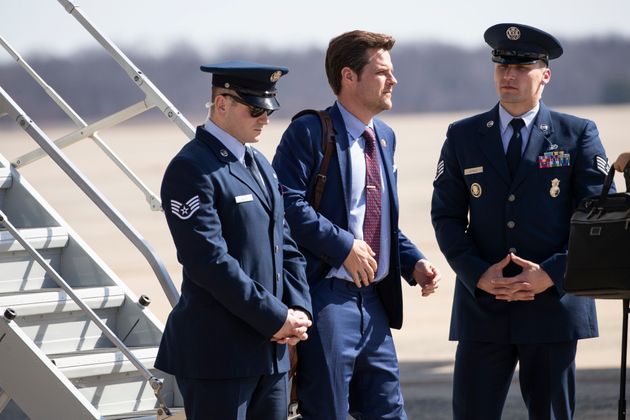앤드루스 공군기지에 도착한 대통령 전용기에서 맷 개츠 하원의원(플로리다)이 내리고 있다. 그는 비행기 탑승 이후 코로나19 확진자와의 접촉 사실을 통보 받고는 기내에서 자가격리에 들어갔다. 2020년 3월9일.