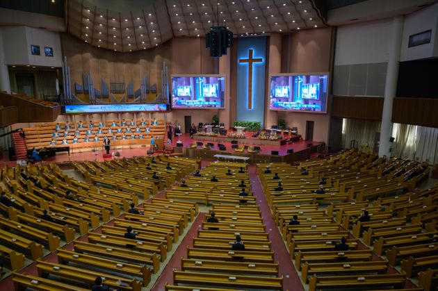 (자료사진) 국내 최대 교회 중 하나인 여의도순복음교회가 코로나19 확산 우려로 온라인 예배를 진행함에 따라 한산한 모습을 보이고 있다. 2020년 3월8일.