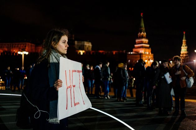 모스크바 중심 크렘린궁 인근에 있는 블라디미르 1세 동상 앞에서 한 여성이 대대통령 임기에 관한 개헌에 대해 'NO'라고 적힌 팻말을 들고 시위를 벌이고 있다. 모스크바. 2020년 3월10일.