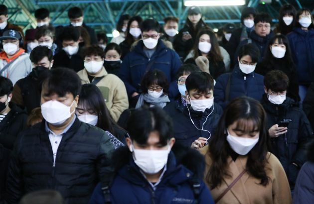구로구 신도림동 콜센터에 발생한 코로나19 확진자가 90명으로 늘어난 11일 서울 구로구 지하철 신도림역에서 마스크를 쓴 시민들이 출근하고 있다.