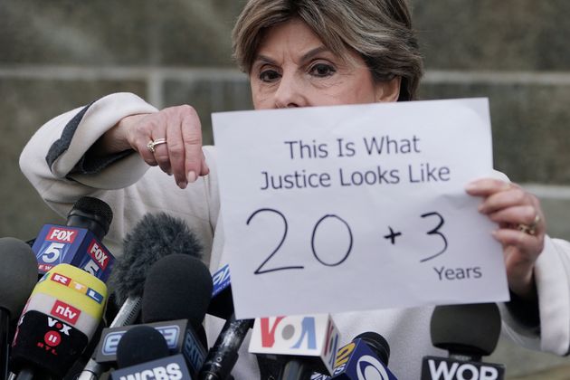 피해자 고소인단의 변호인인 글로리아 올레드가 선고가 끝난 후 뉴욕법정 앞에서 '20+3년이 바로 정의다'라고 쓴 종이를 기자들에게 들어보이고 있다.
