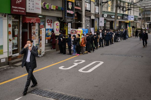 서울의 한 약국 앞에 마스크를 구입하려는 시민들이 길게 줄을 서고 있다. 2020년 3월9일.