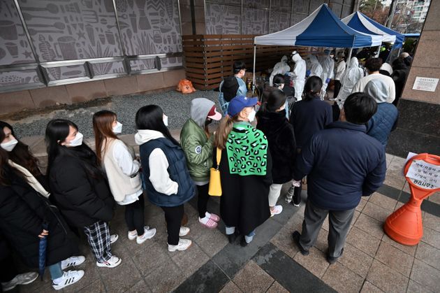 코로나19 집단감염이 발생한 콜센터가 위치한 서울 구로구의 빌딩에 임시로 설치된 시설에서 검사를 받기 위한 대기줄이 형성되어 있다. 2020년 3월10일.