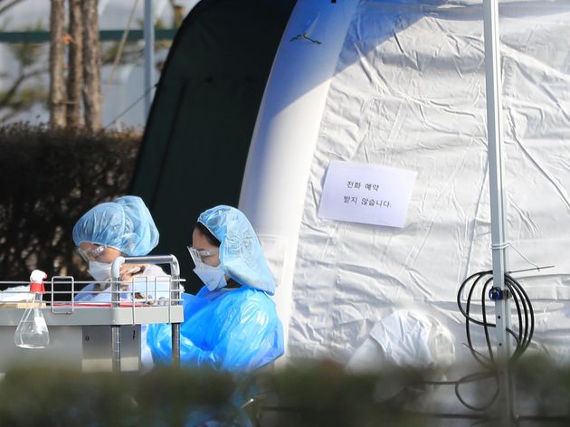 12일 경기도 성남시 분당제생병원 선별진료소에서 의료진이 휴식을 취하고 있다.