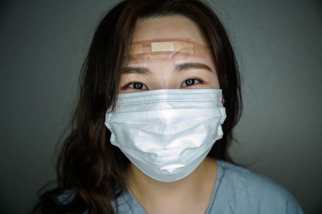 2020년 3월12일 촬영된 사진. 계명대병원에서 코로나19 환자들을 돌보고 있는 간호사 김민서씨가 근무교대로 생긴 틈을 내서 포즈를 취하고 있다.