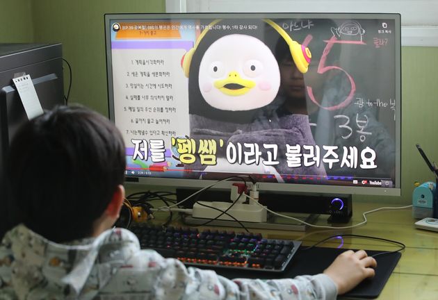 대구의 한 가정에서 초등학생이 인터넷으로 교육방송을 시청하고 있다. 2020년 3월9일.
