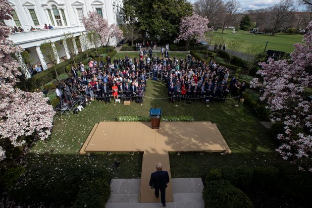 도널드 트럼프 대통령이 기자회견을 위해 입장하고 있다. 2020년 3월13일.