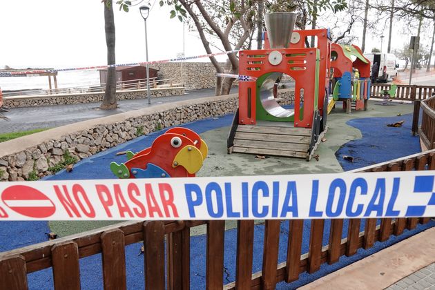 16일 스페인 휴양도시 리조트의 놀이터가 폐쇄되어 있다