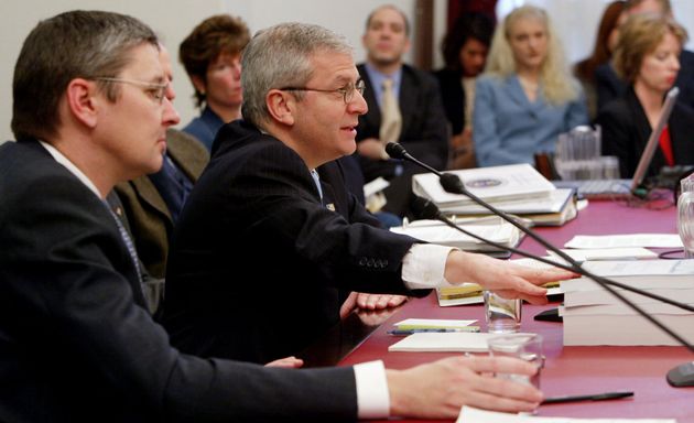 2004년 백악관 경제 자문위원이던 당시의 맨큐(맨 왼쪽), 가운데는 예산국장이었던 조슈아 볼턴.