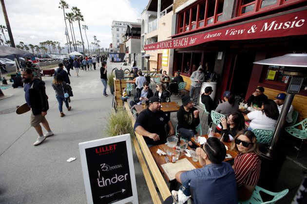 로스앤젤레스 베니스비치 인근 바에서 사람들이 '한가로운' 오후를 즐기고 있다. 2020년 3월15일.