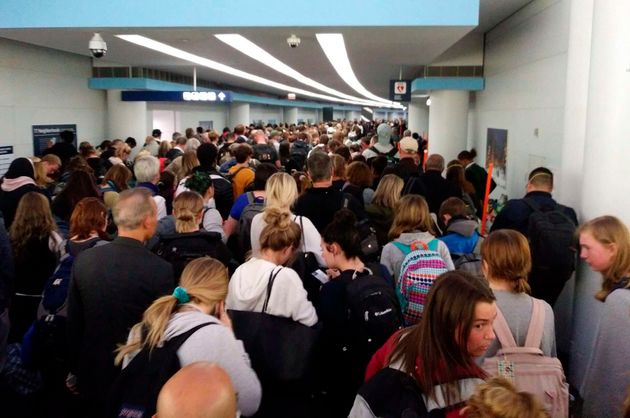 시카고 오헤어 국제공항에서 입국 심사를 기다리는 승객들의 모습. 2020년 3월15일.