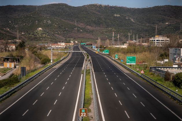 이탈리아 전역에 이동금지령이 내려진 가운데 A2 고속도로가 텅 비어있다. 살레르노, 이탈리아. 2020년 3월15일.