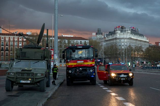 이동금지령이 내려진 스페인에서 군용 차량이 거리에 배치되어 있다. 마드리드, 스페인. 2020년 3월15일.