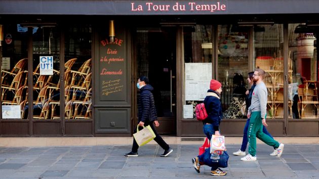 영업 금지령으로 문을 닫은 파리 마레지구의 한 카페 앞을 시민들이 지나가고 있다. 파리, 프랑스. 2020년 3월15일.