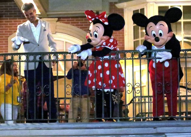 미니, 미키와 함께 디즈니월드 대표 조시 다마로가 방문객들에게 손을 흔들며 인사하고 있다.