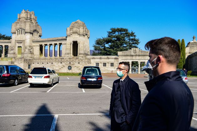 이탈리아 북부 롬바르디아주의 도시 베르가모 기념묘지에서 장의사들이 영구차를 기다리고 있다. 2020년 3월16일.