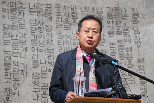 홍준표 전 자유한국당 대표가 17일 오후 대구 수성못 상화동산에서 4.15 총선 대구 수성을 무소속 출마를 선언하고 있다.