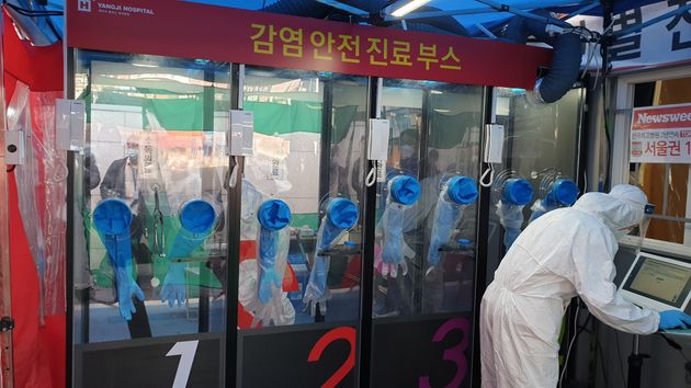 16일 서울 관악구 소재 에이치플러스 양지병원 내 에 마련된 이른바 '워킹 스루'  선별진료소에서 의료진이 검체 채취를 준비하고 있다