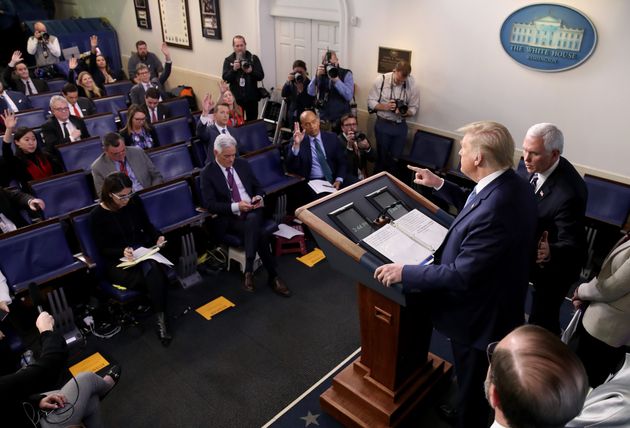 코로나19 브리핑이 열린 백악관 브리핑룸. 언론인들이 한 좌석씩 떨어져서 앉아 있다. 2020년 3월16일.