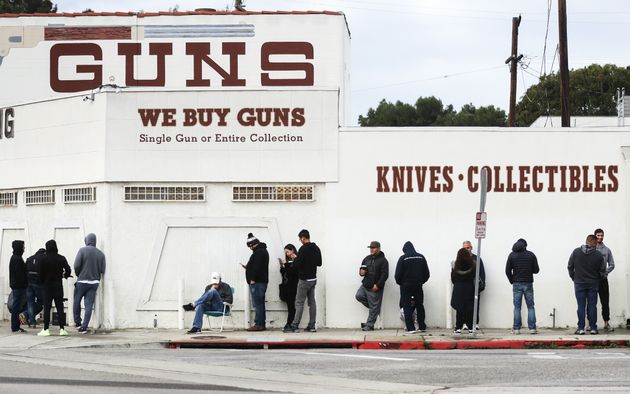 총기 소매점 'Martin B. Retting' 앞에서 사람들이 길게 줄을 선 채 매장 입장 순서를 기다리고 있다. 컬버시티, 캘리포니아주. 2020년 3월15일.