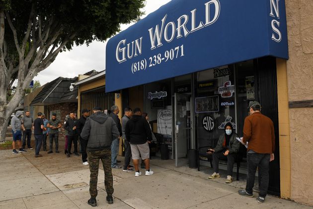 한 총기 소매점 앞에서 사람들이 길게 줄을 서있다. 버뱅크, 캘리포니아주. 2020년 3월15일.
