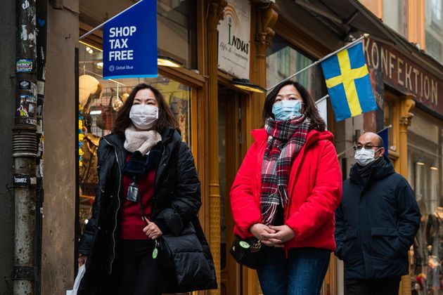 마스크를 착용한 관광객들의 모습. 스톡홀름, 스웨덴. 2020년 3월13일.