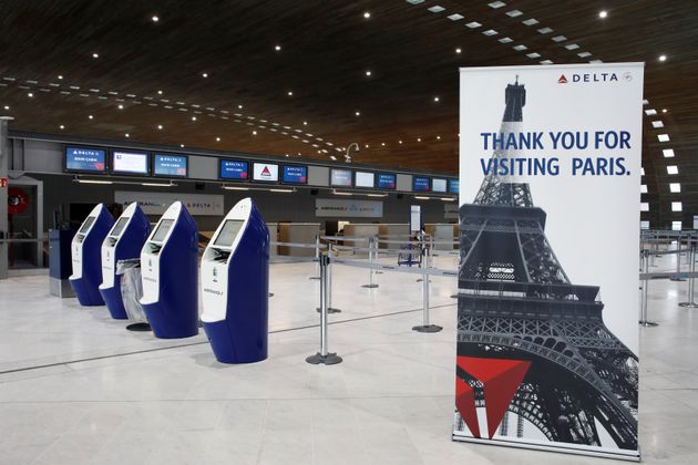 프랑스 파리 샤를드골공항 카운터가 텅 비어있는 모습. 2020년 3월16일.