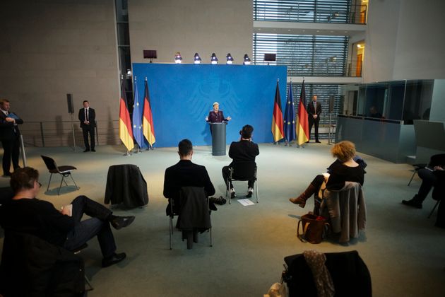 소수의 언론인들만 참석한 가운데 앙겔라 메르켈 독일 총리가 기자회견을 열고 있다. 베를린, 독일. 2020년 3월16일.