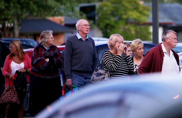 17일 멜번의 울워스 마트의 '공동체 시간' 개장을 기다리며 줄 서 있는 시민들