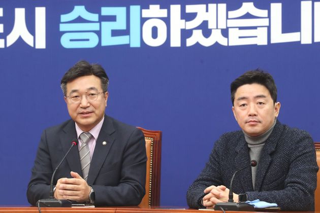 윤호중 더불어민주당 사무총장(왼쪽)이 15일 오후 서울 여의도 국회에서 비례연합정당 관련 기자간담회를 갖고 발언을 하고 있다. 2020.3.15