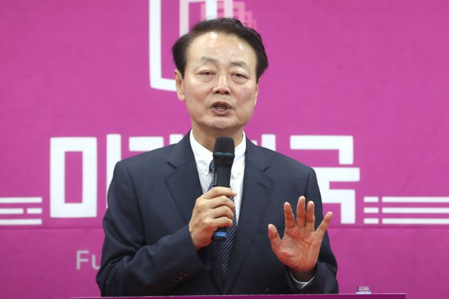 한선교 미래한국당 대표가 19일 오후 서울 영등포구 당사에서 긴급 기자회견을 갖고 사퇴의 뜻을 밝히고 있다.