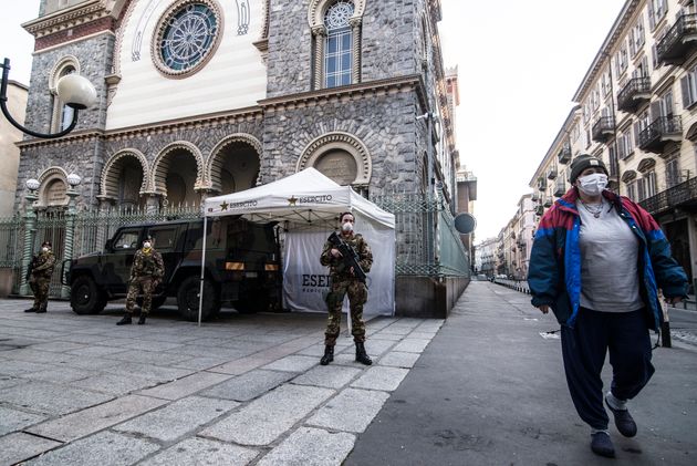 이탈리아 군인들이 도심에서 경계 근무를 하고 있다. 토리노, 이탈리아. 2020년 3월18일.