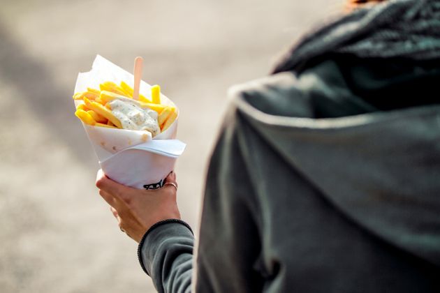 브뤼셀 시내에서 감튀를 들고 걷는 관광객의 모습